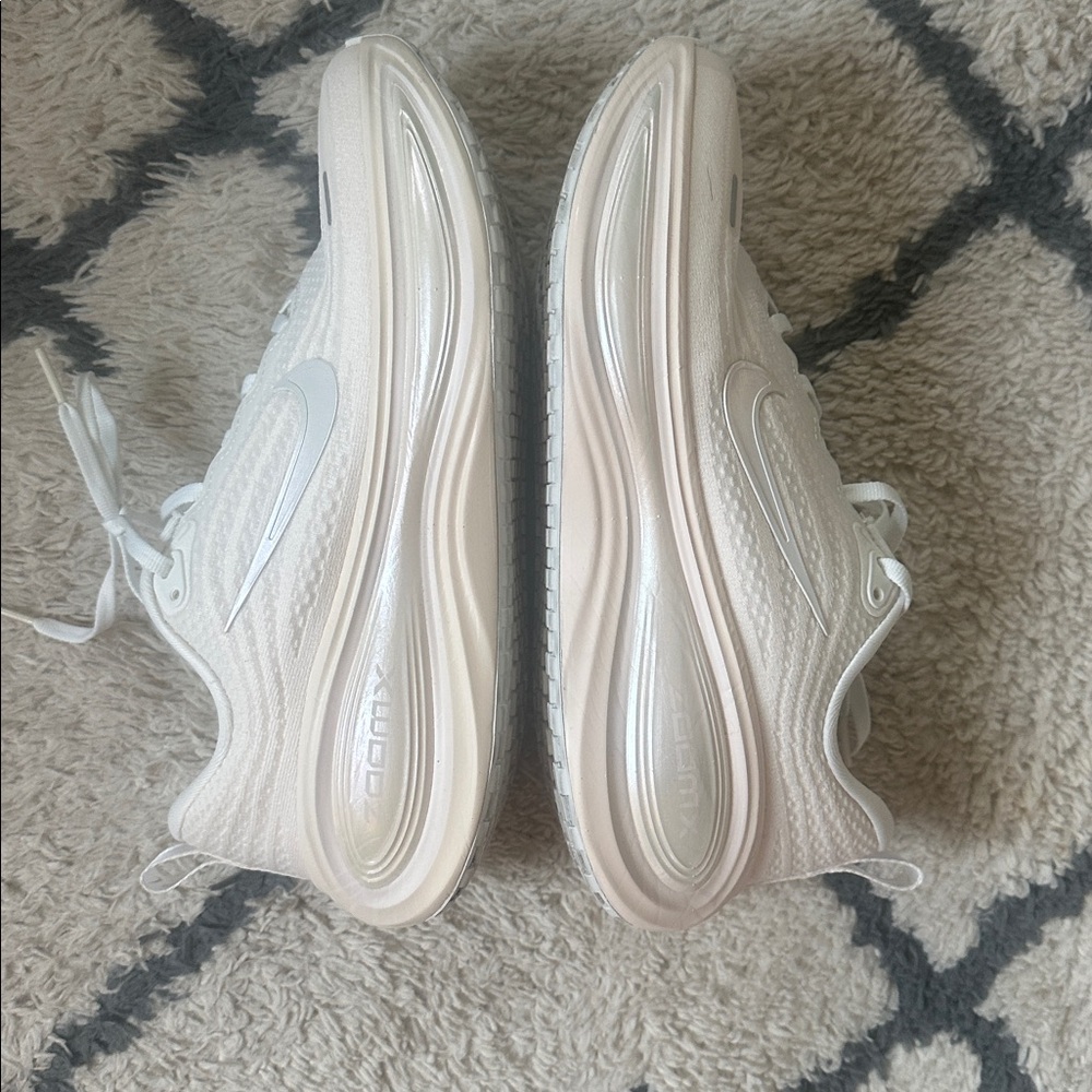 Nike Vomero Plus road running shoes.  Sz 8.5. Summit White/Chalk/Platium - Picture 3 of 8